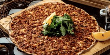 lahmacun-kiymali-1024x717