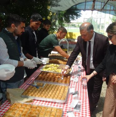 Viranşehir'de depremzedeler yararına kermes düzenlendi