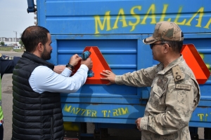 Şanlıurfa'da traktör sürücülerine reflektör dağıtıldı