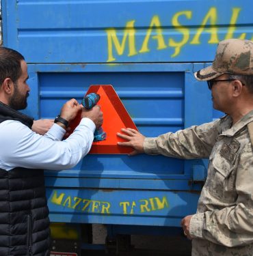 Şanlıurfa'da traktör sürücülerine reflektör dağıtıldı