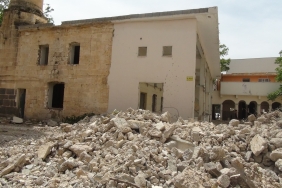 Şanlıurfa'da depremde hasar gören camilerin yıkımı sürüyor