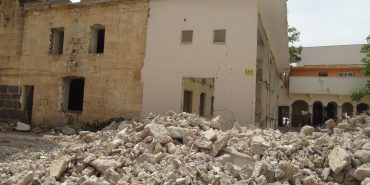 Şanlıurfa'da depremde hasar gören camilerin yıkımı sürüyor