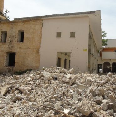 Şanlıurfa'da depremde hasar gören camilerin yıkımı sürüyor