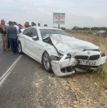 Şanlıurfa'da hafif ticari araç ile otomobil çarpıştı, 5 kişi yaralandı