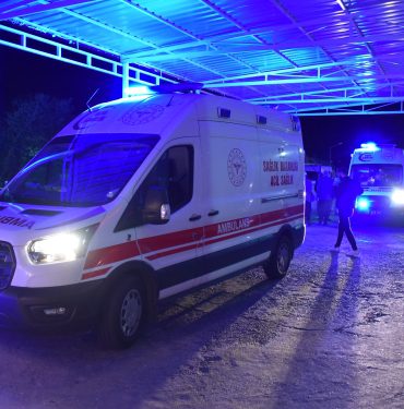 Şanlıurfa'da iki otomobil çarpıştı, 3 kişi yaralandı