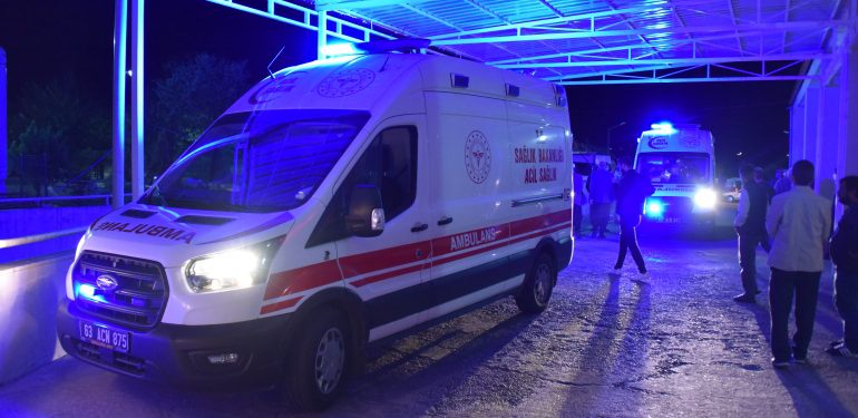 Şanlıurfa'da iki otomobil çarpıştı, 3 kişi yaralandı