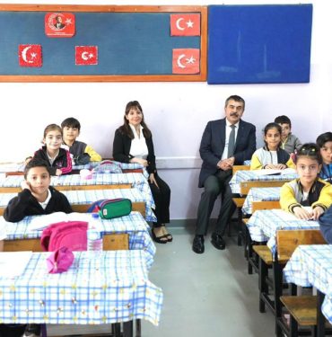 09100848_BAKAN_TEKYN_BYR_AYLE_ORTAMI_HAVASINDA_YSTYYARELERLE_EYYTYMY_BYRLYKTE_YONETECEYYZ_3