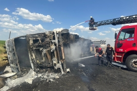 Şanlıurfa'da devrilen kereste yüklü tır yandı
