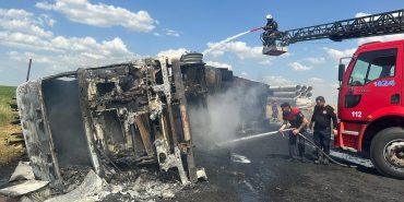 Şanlıurfa'da devrilen kereste yüklü tır yandı