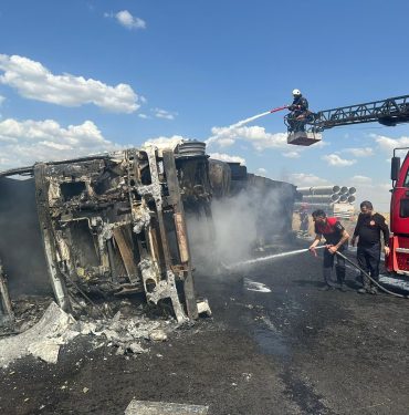 Şanlıurfa'da devrilen kereste yüklü tır yandı