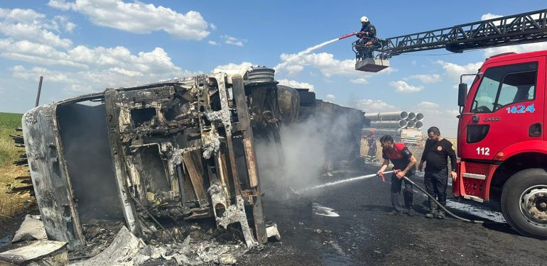 Şanlıurfa'da devrilen kereste yüklü tır yandı