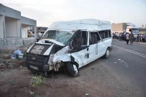 Şanlıurfa'da tır ile minibüsün çarpıştığı kazada 21 kişi yaralandı