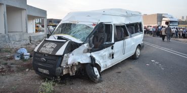 Şanlıurfa'da tır ile minibüsün çarpıştığı kazada 21 kişi yaralandı