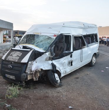 Şanlıurfa'da tır ile minibüsün çarpıştığı kazada 21 kişi yaralandı