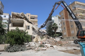 Şanlıurfa'da ağır hasarlı binaların yıkımı sürüyor