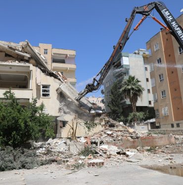Şanlıurfa'da ağır hasarlı binaların yıkımı sürüyor