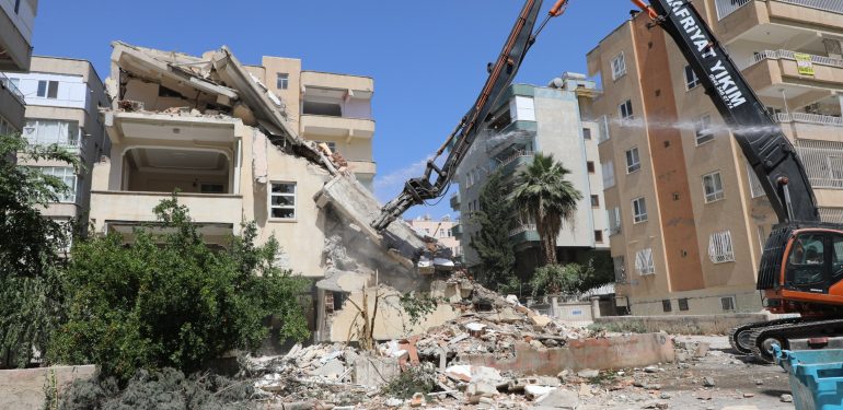 Şanlıurfa'da ağır hasarlı binaların yıkımı sürüyor