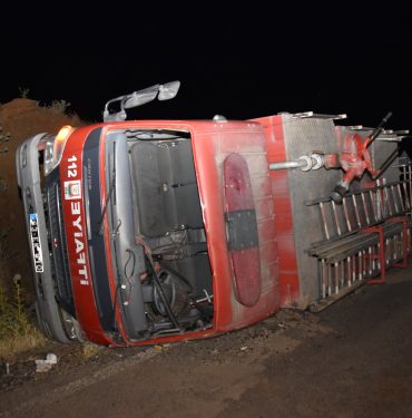 Şanlıurfa'da itfaiye aracının devrilmesi sonucu 3 itfaiye eri yaralandı