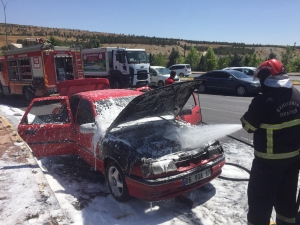 Şanlıurfa'da otomobilde çıkan yangın söndürüldü