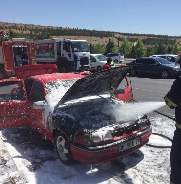 Şanlıurfa'da otomobilde çıkan yangın söndürüldü