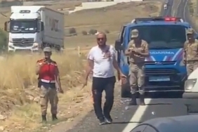 sanliurfa-da-bicakla-yolu-kapatmaya-calisan-supheli-gozaltina-alindi_5c523