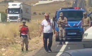 sanliurfa-da-bicakla-yolu-kapatmaya-calisan-supheli-gozaltina-alindi_5c523