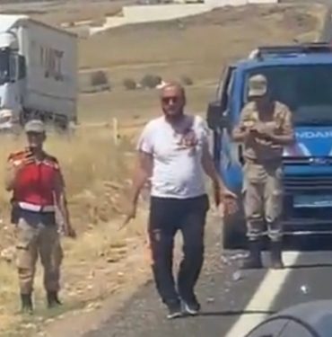 sanliurfa-da-bicakla-yolu-kapatmaya-calisan-supheli-gozaltina-alindi_5c523