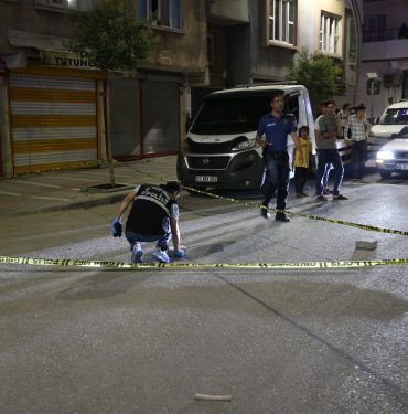 Şanlıurfa'da çıkan bıçaklı kavgada biri olaya müdahale eden polis 3 kişi yaralandı