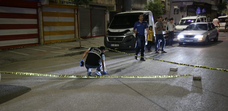 Şanlıurfa'da çıkan bıçaklı kavgada biri olaya müdahale eden polis 3 kişi yaralandı