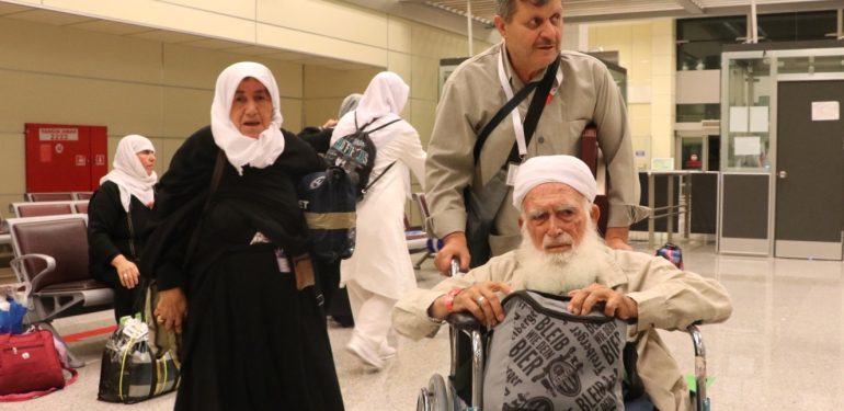 Şanlıurfa'dan kutsal topraklara giden ilk hacı kafilesi kente döndü