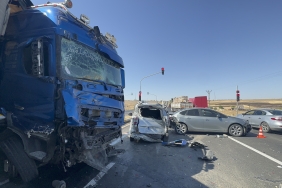 Şanlıurfa'da kırmızı ışıkta beklerken tırın çarptığı araçlardaki 6 kişi yaralandı