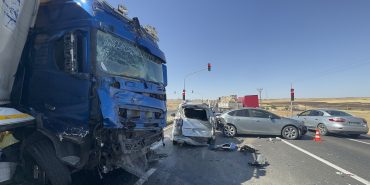 Şanlıurfa'da kırmızı ışıkta beklerken tırın çarptığı araçlardaki 6 kişi yaralandı
