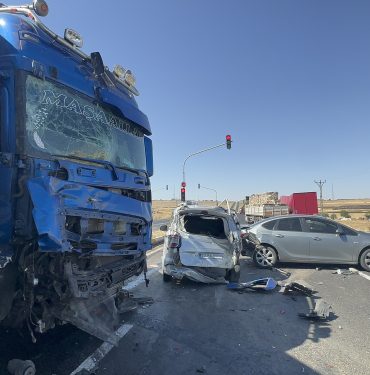 Şanlıurfa'da kırmızı ışıkta beklerken tırın çarptığı araçlardaki 6 kişi yaralandı