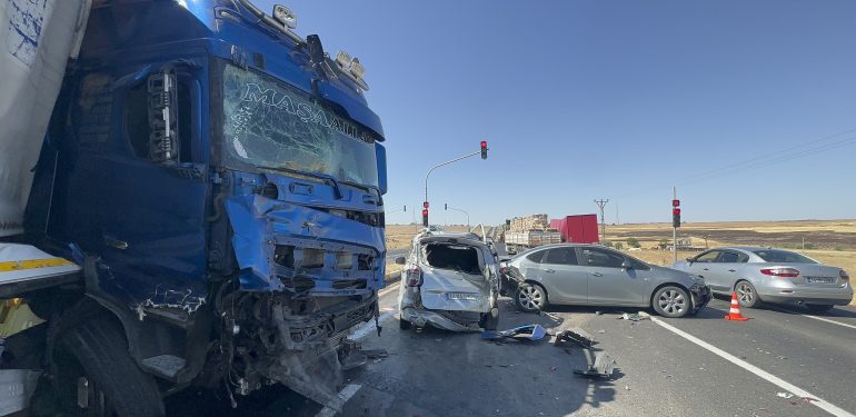 Şanlıurfa'da kırmızı ışıkta beklerken tırın çarptığı araçlardaki 6 kişi yaralandı
