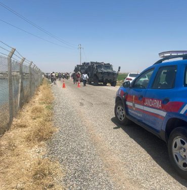 Şanlıurfa'da otomobil sulama kanalına düştü