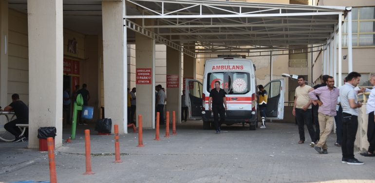 Şanlıurfa'da şarampole devrilen otomobildeki 1 kişi öldü, 4 kişi yaralandı