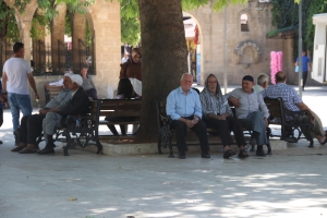 Şanlıurfa'da sıcaktan bunalanlar gölgelik alanlarda serinliyor