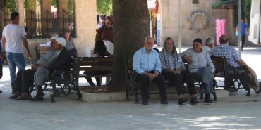 Şanlıurfa'da sıcaktan bunalanlar gölgelik alanlarda serinliyor