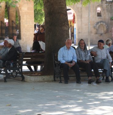 Şanlıurfa'da sıcaktan bunalanlar gölgelik alanlarda serinliyor