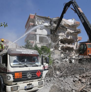 Şanlıurfa'da 2 ayda 8 bin 800 ağır hasarlı binanın yıkımı tamamlanacak