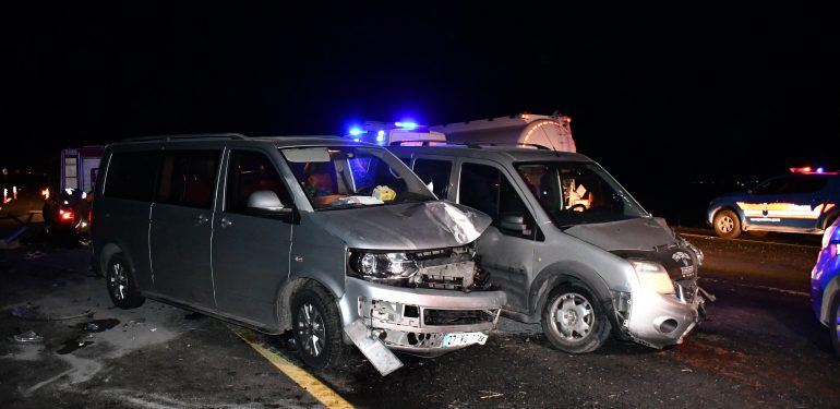 Şanlıurfa'da 3 aracın karıştığı kazada 3 kişi öldü, 11 kişi yaralandı