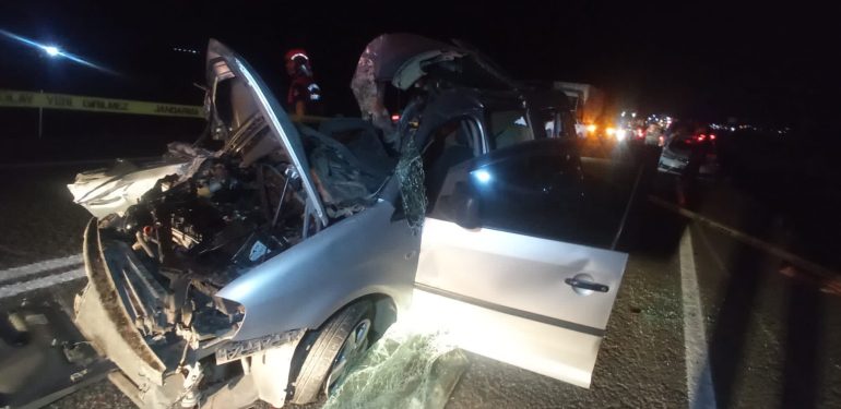 Şanlıurfa'da hafif ticari aracın traktöre çarpması sonucu 1 kişi öldü, 3 kişi yaralandı