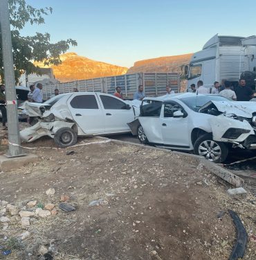 Şanlıurfa'da 9 aracın karıştığı trafik kazasında 5 kişi yaralandı