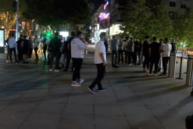 66-bin-liradan-baslayan-telefondan-alabilmek-icin-geceden-kuyruga-girdiler_5533_dhaphoto1