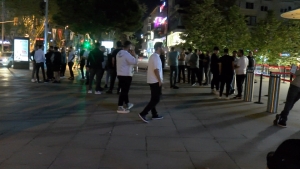 66-bin-liradan-baslayan-telefondan-alabilmek-icin-geceden-kuyruga-girdiler_5533_dhaphoto1