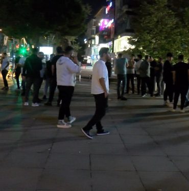 66-bin-liradan-baslayan-telefondan-alabilmek-icin-geceden-kuyruga-girdiler_5533_dhaphoto1