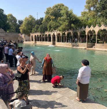 Güneydoğu'nun turizm merkezi Balıklıgöl'de hafta sonu yoğunluğu
