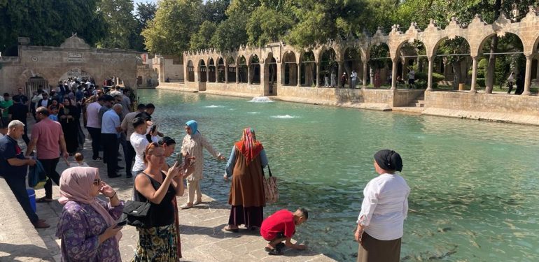 Güneydoğu'nun turizm merkezi Balıklıgöl'de hafta sonu yoğunluğu