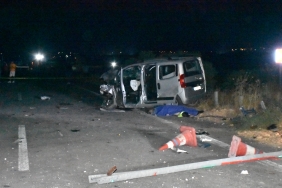 Otomobilin güvenlik kulübesine çarptığı kazada 1 kişi öldü, 3 kişi yaralandı