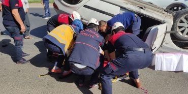 Şanlıurfa'da devrilen otomobilin sürücüsü yaralandı